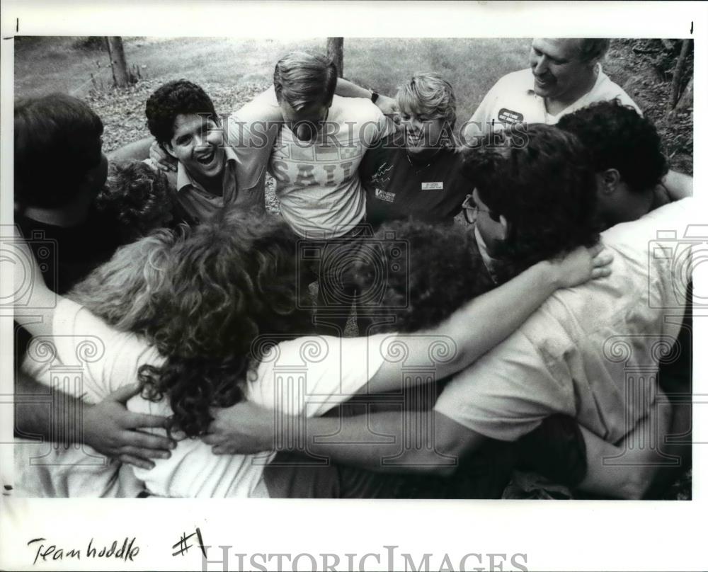 1989 Press Photo The team huddle - Historic Images