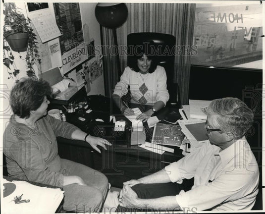 1987 Press Photo Francis Lefkowicz, dir of Cleveland Office of new immigrants - Historic Images