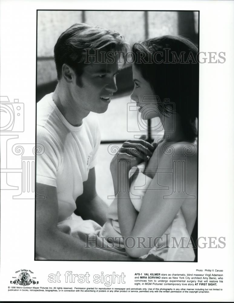 1998 Press Photo Val Kilmer and MIra Sorvino in "At First Sight" - Historic Images