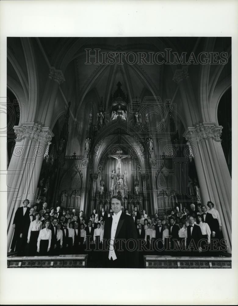 1984 Press Photo University Circle Charale and Albert M. Broolis, Conductor - Historic Images