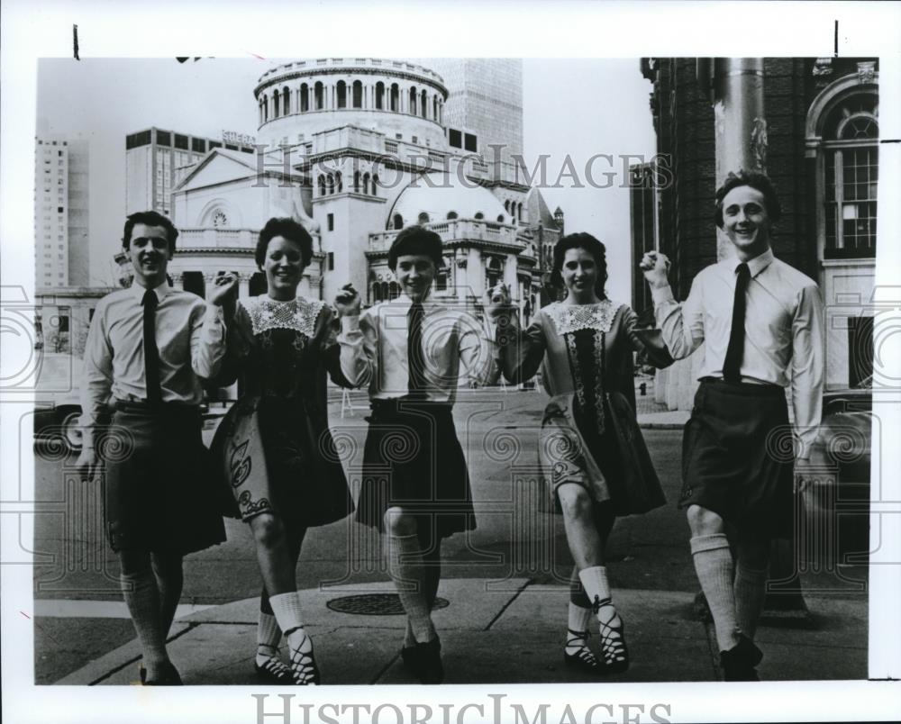 1990 Press Photo Jurys Irish Cabaret Dancer - cva55564 - Historic Images