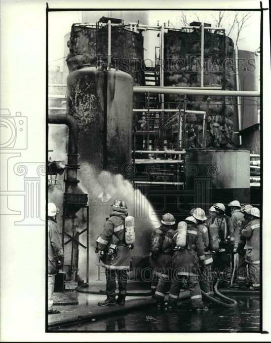 1987 Press Photo Firemen Tanks During a Fire at Plant in Flats of Transport - Historic Images