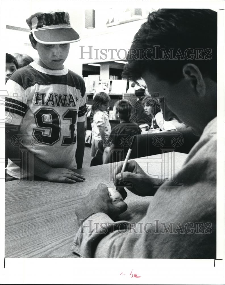 1991 Press Photo Indians starting pitcher Charles Nagy signs autograph - Historic Images