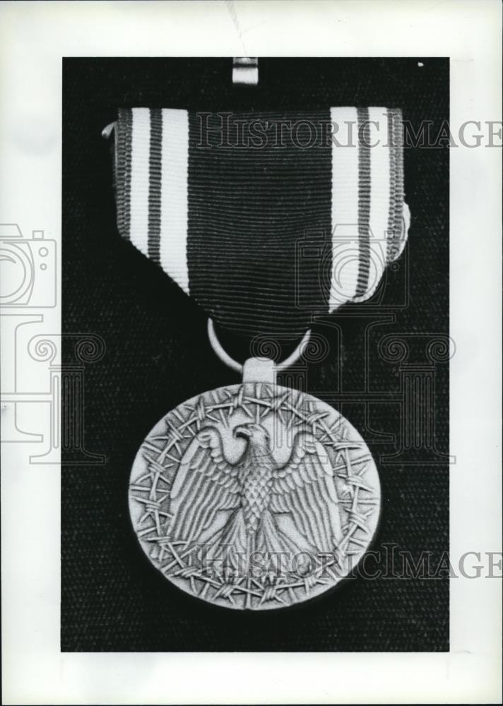 1989 Press Photo Prisoner of War Medal - Historic Images