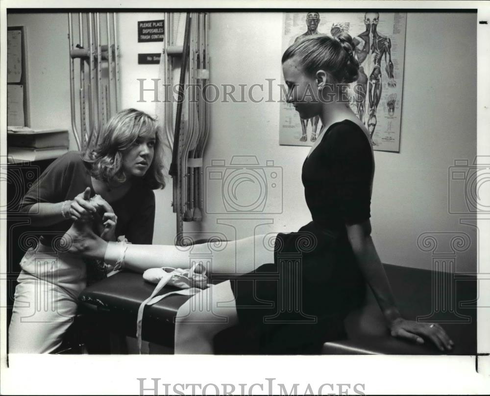 1988 Press Photo Melinda Marguardt athletic trainer of Cleveland Ballet - Historic Images