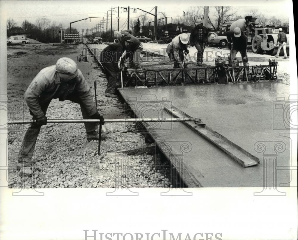 1981 Press Photo Concrete Poured at Richmond Road by Shaker Rapid Lines - Historic Images