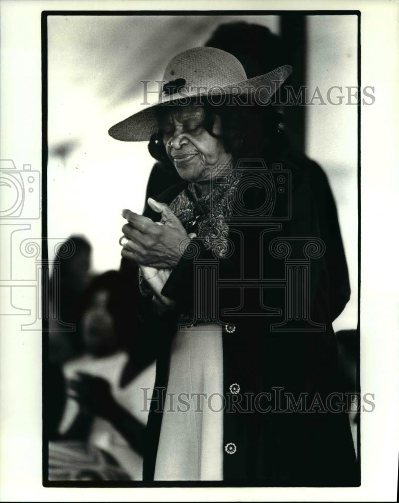 1985 Press Photo Leavannie DeGree stands and claps to the music at the main tent - Historic Images