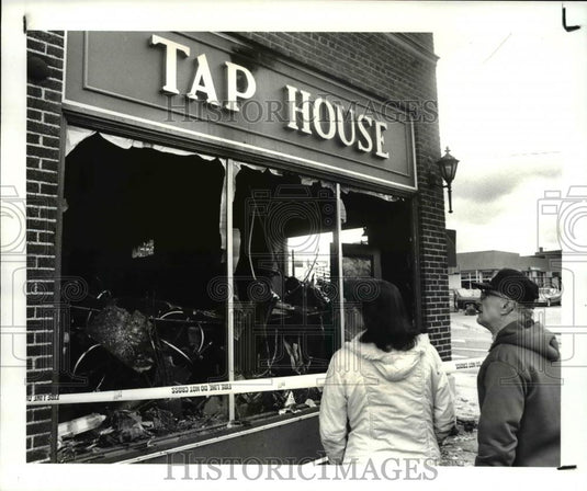 1987 Press Photo Passersby inspects burned Tap House - Historic Images