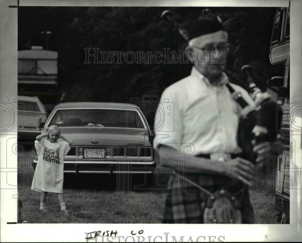 1990 Press Photo Vicki Courtright holds ears as walks passed Cleve Kiltie Band - Historic Images