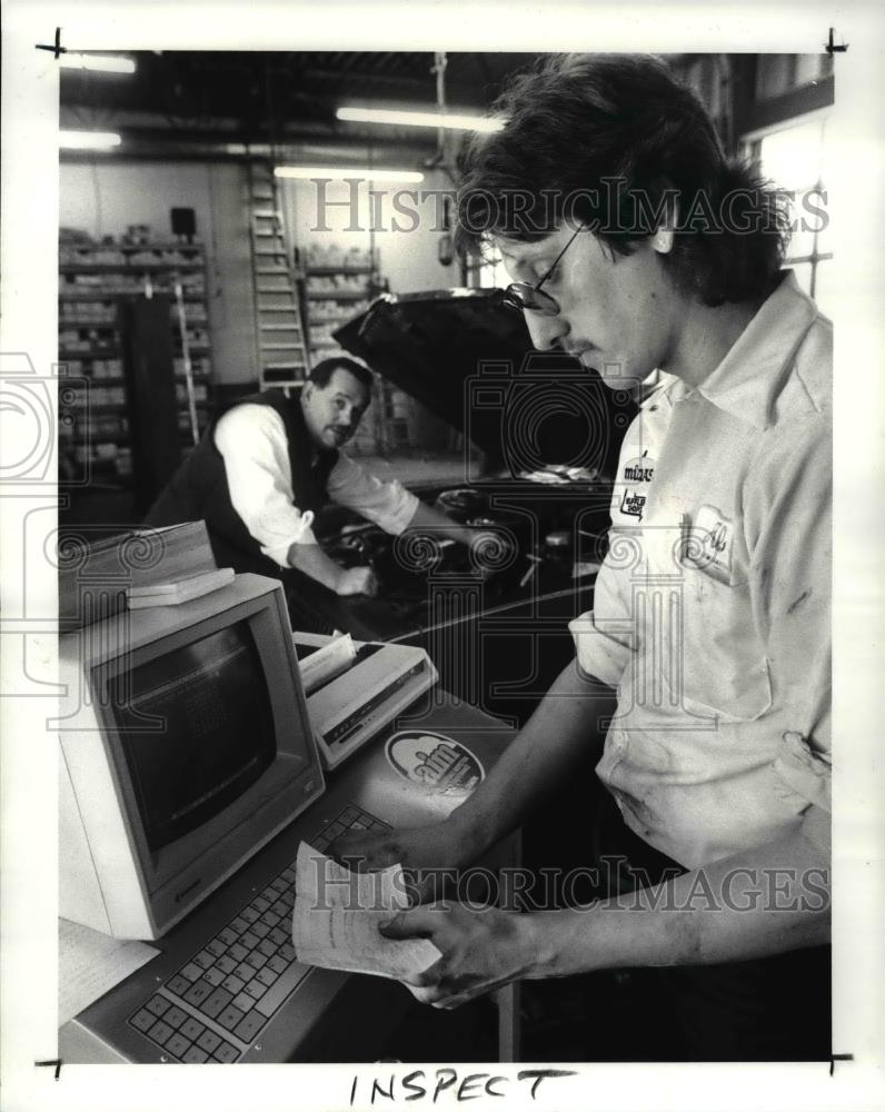 1988 Press Photo Owner Joe Hudec checks emission equipment under the car&#39;s hood - Historic Images