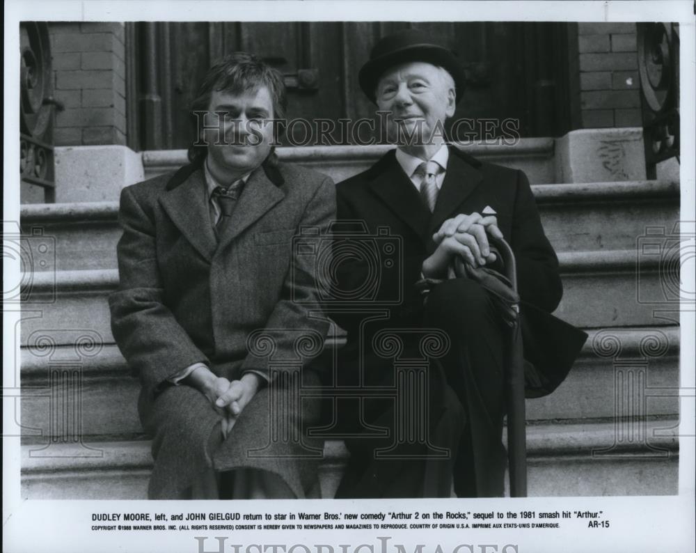 1988 Press Photo Dudley Moore and John Gielgud in &quot;Arthur 2 On The Rocks&quot; - Historic Images