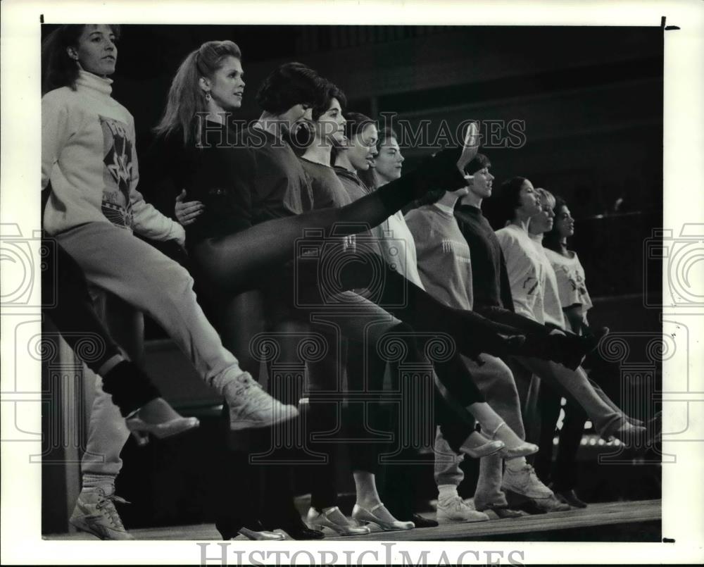 1990 Press Photo The Radio City Music Hall Rockettes during the practice - Historic Images