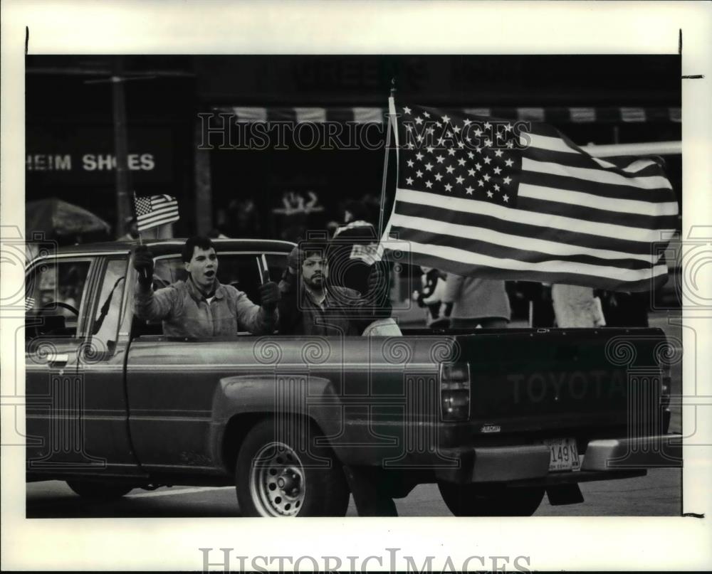 1991 Press Photo The pro war demonstrators wave their flags - Historic Images