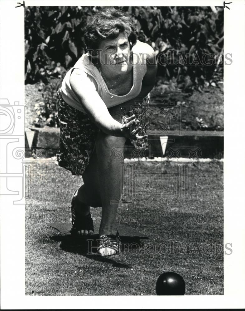 1986 Press Photo Elizabeth Duncan, bowling lawn - Historic Images