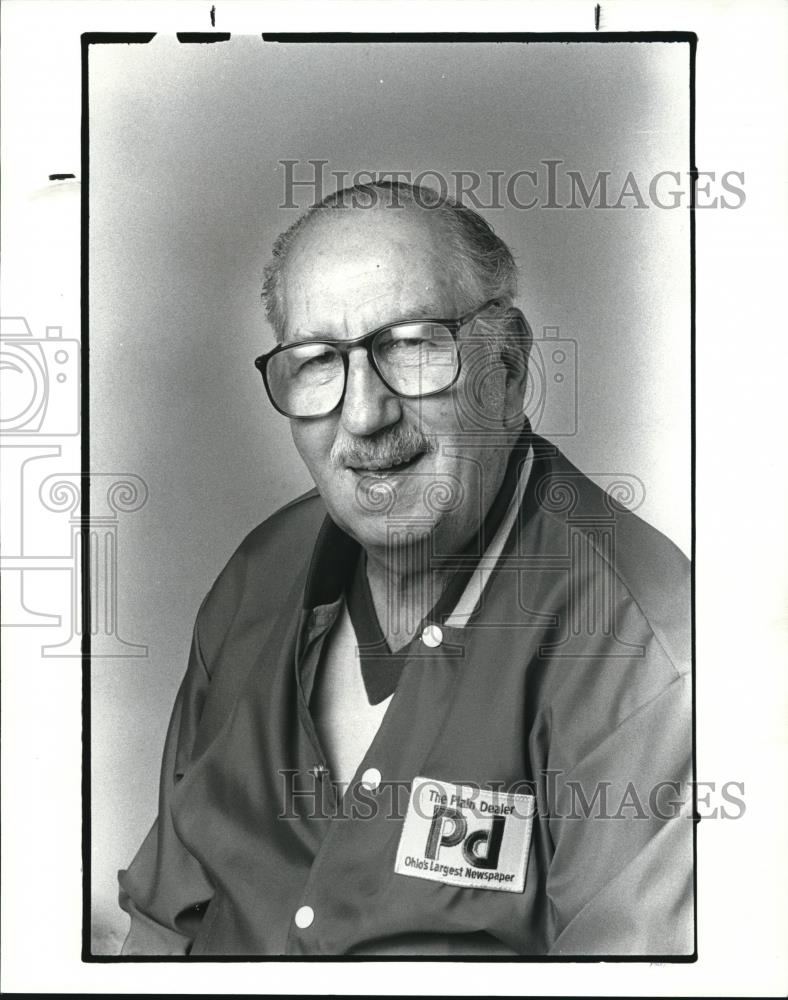 1985 Press Photo Adult honor carrier Milton Simon - cva53564 - Historic Images