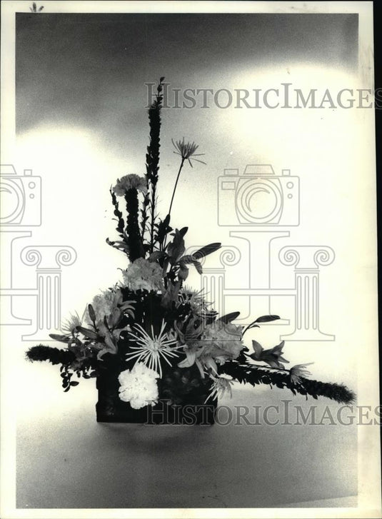 1985 Press Photo L-shaped arrangement of Liatris, mid century lilies. - Historic Images