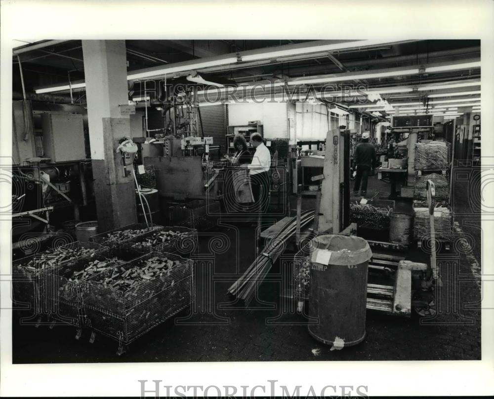 1991 Press Photo John Kirk, talks to Rosa Perez, who is operations at Allen Tapo - Historic Images