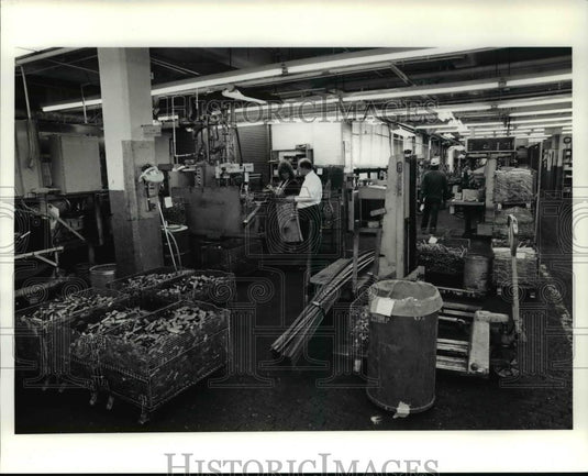 1991 Press Photo John Kirk, talks to Rosa Perez, who is operations at Allen Tapo - Historic Images