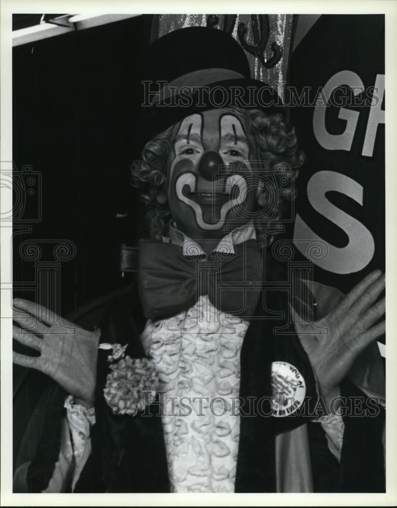 1986 Press Photo Ringling Brothers Clown Jim Vogelgesand - Historic Images