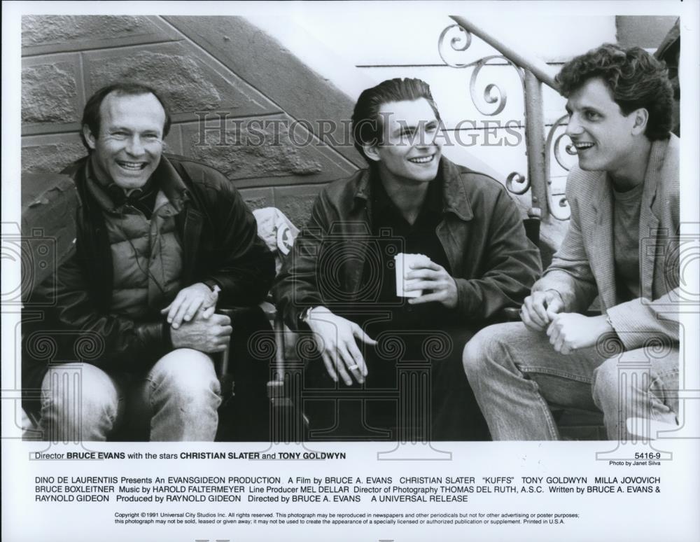 1993 Press Photo Bruce Evans Christian Slater and Tony Goldwyn on set of Kuffs - Historic Images