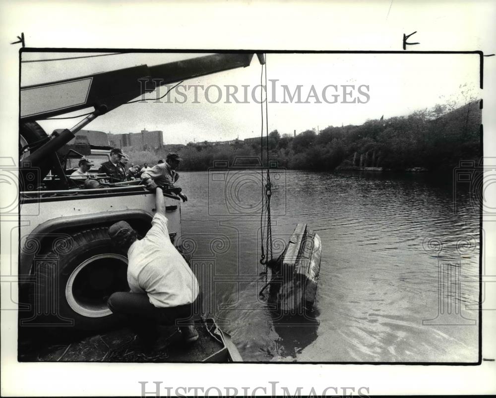 1985 Press Photo Car was seen going into the Cuyahoga River by a witness - Historic Images