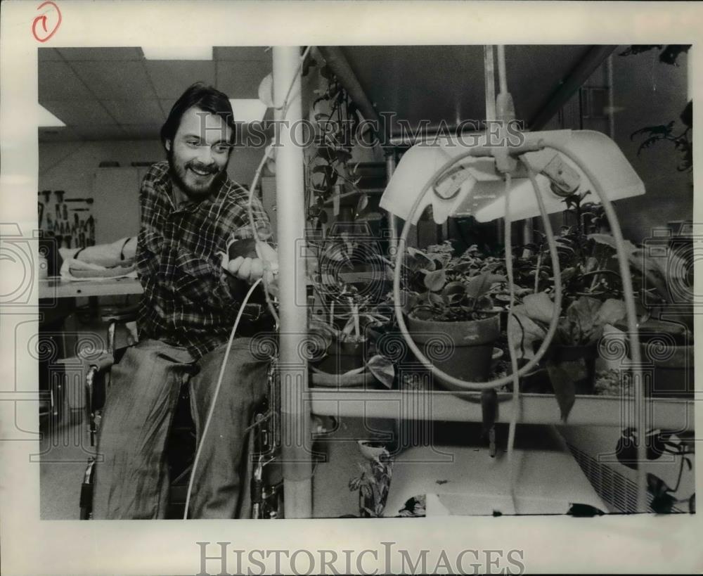 1983 Press Photo Mike Zemon during Horticultural Therapy - Historic Images