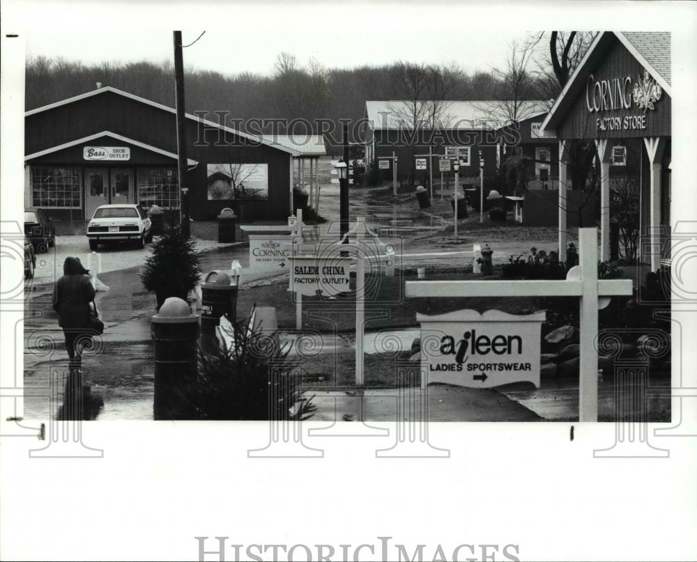 1989 Press Photo Aurora Farms factory outlet shopping complex - Historic Images