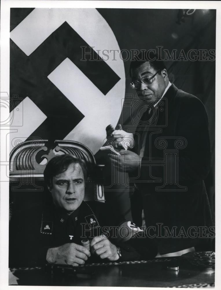 Press Photo Marlon Brando & James Earl Jones in Roots: The Next Generations - Historic Images