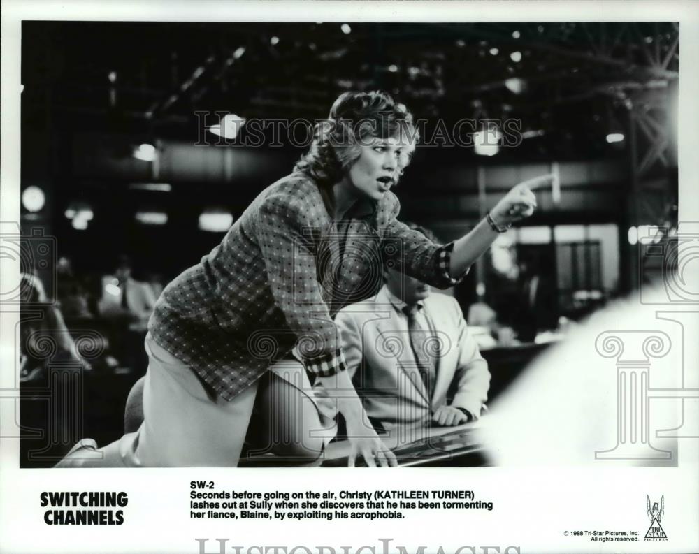 1988 Press Photo Switching Channels Kathleen Turner - cvp55472 - Historic Images