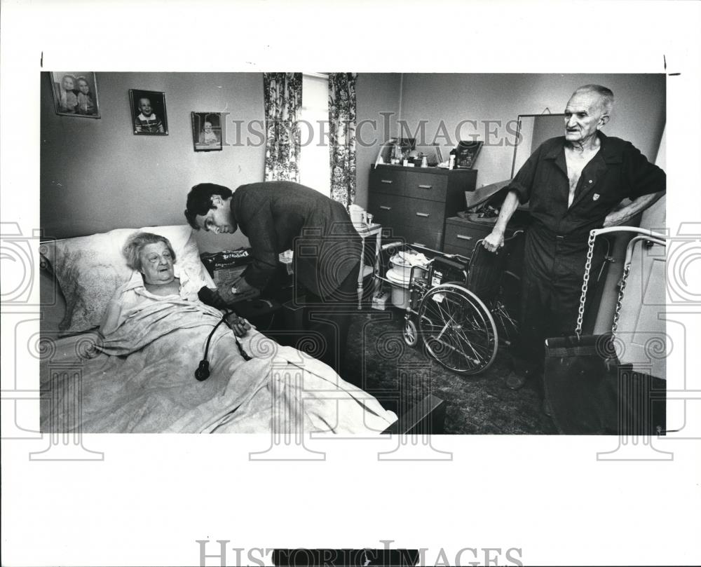 1988 Press Photo Dr. Gary Greenspan checks his patient, Winny Iha at her home - Historic Images