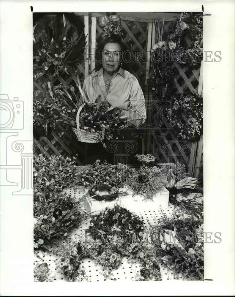 1988 Press Photo Betty Zabel &amp; her flower craft - Historic Images