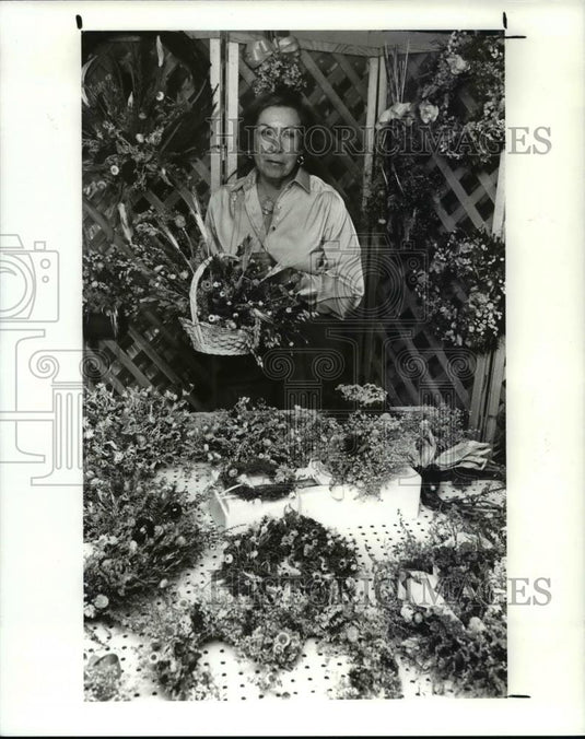 1988 Press Photo Betty Zabel & her flower craft - Historic Images