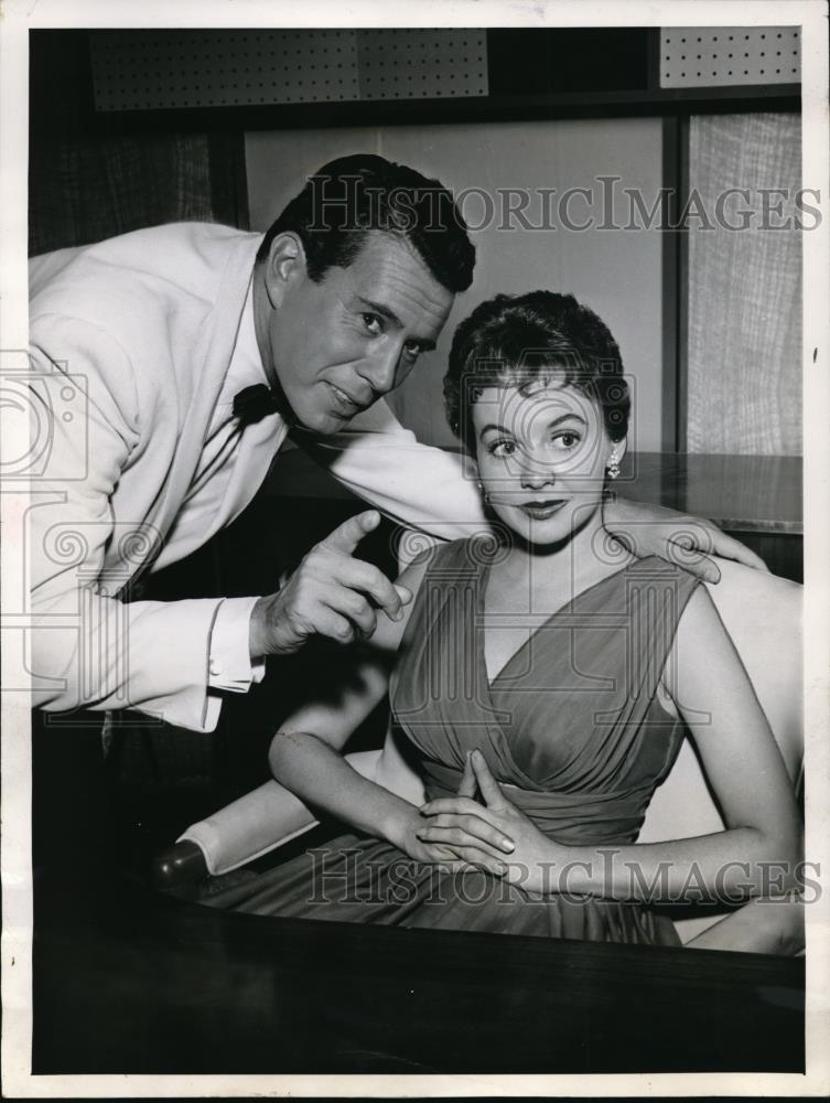 1957 Press Photo CBS presents Bachelor Father with John Forsythe and Mary - Historic Images