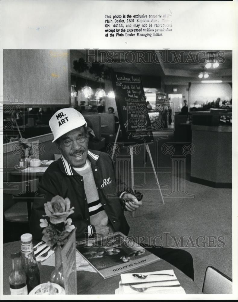 1988 Press Photo Art Williamson, owner of Art&#39;s Sea Food. - Historic Images