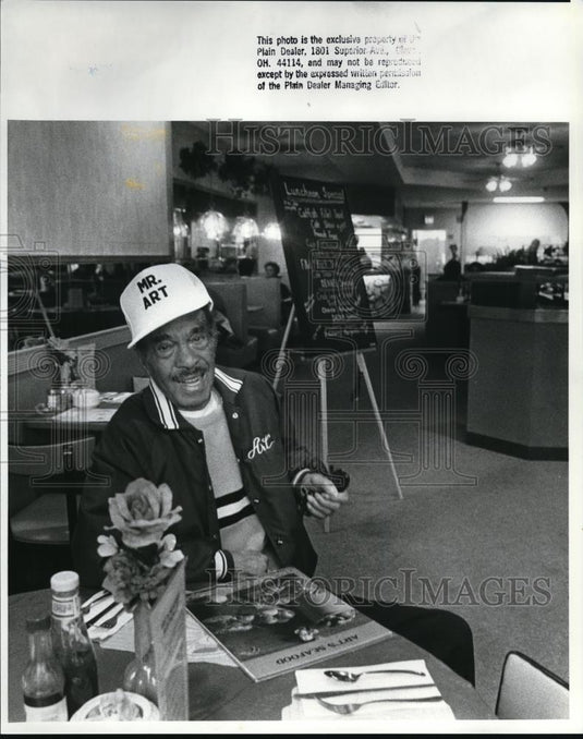 1988 Press Photo Art Williamson, owner of Art's Sea Food. - Historic Images