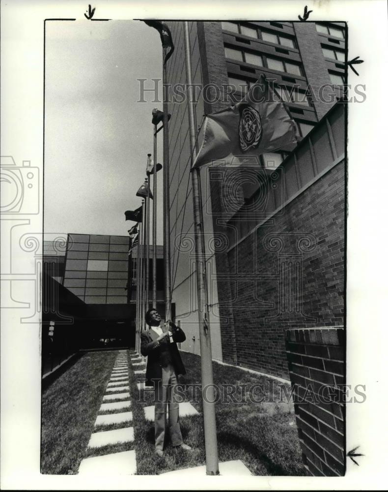 1985 Press Photo Edward Suber, Bell Captain at the Clinic Inn - Historic Images