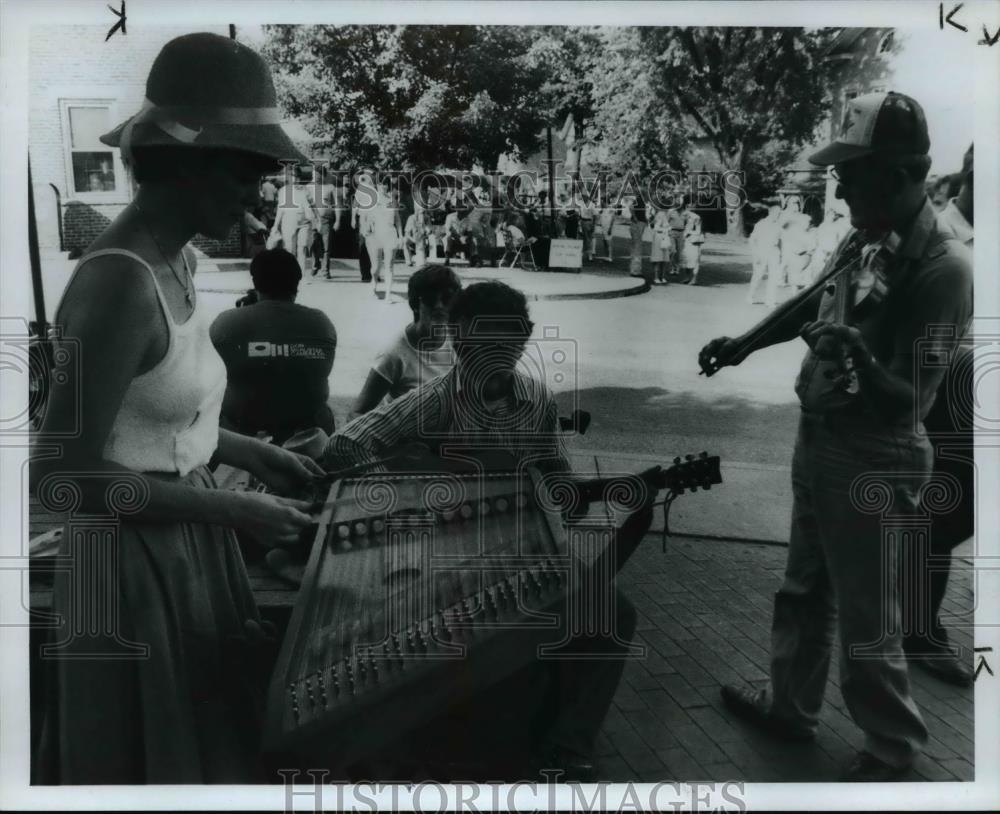 1985 Press Photo The Dulcimer Days Festival - Historic Images