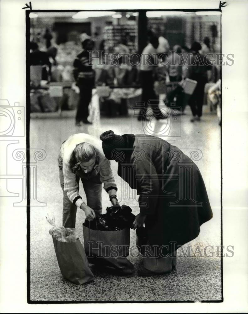 1985 Press Photo Francis McGrue w/ volunteer at Salvation Army Xmas giveaway - Historic Images