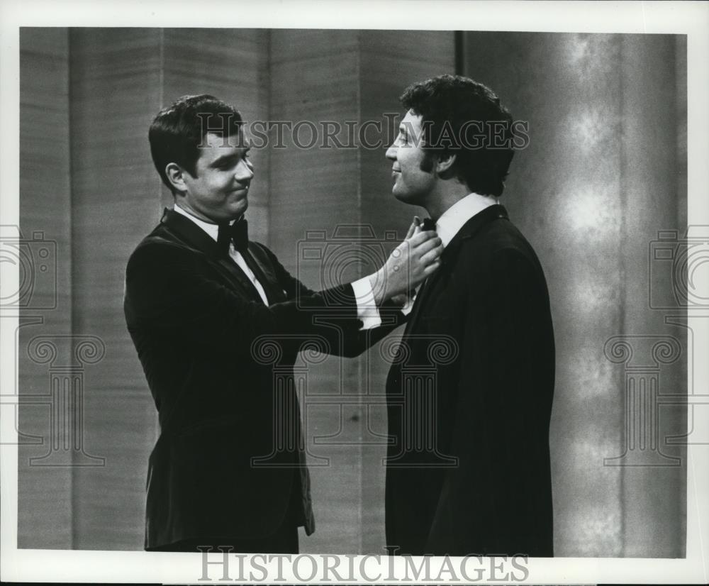1969 Press Photo Tom Jones and Richie Little in "This Is Tom Jones" - Historic Images