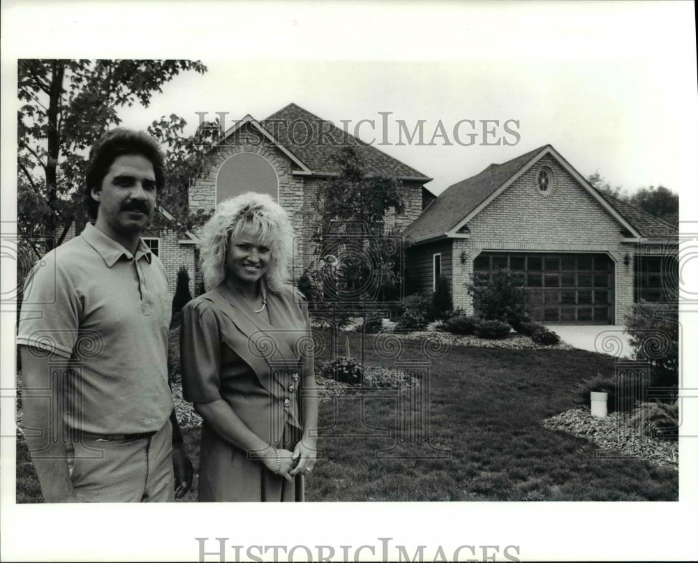 1992 Press Photo Happy Couple Poses Infront of their House - Historic Images