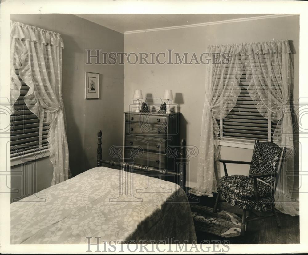 1942 Press Photo Bedroom in Steel Home - Historic Images