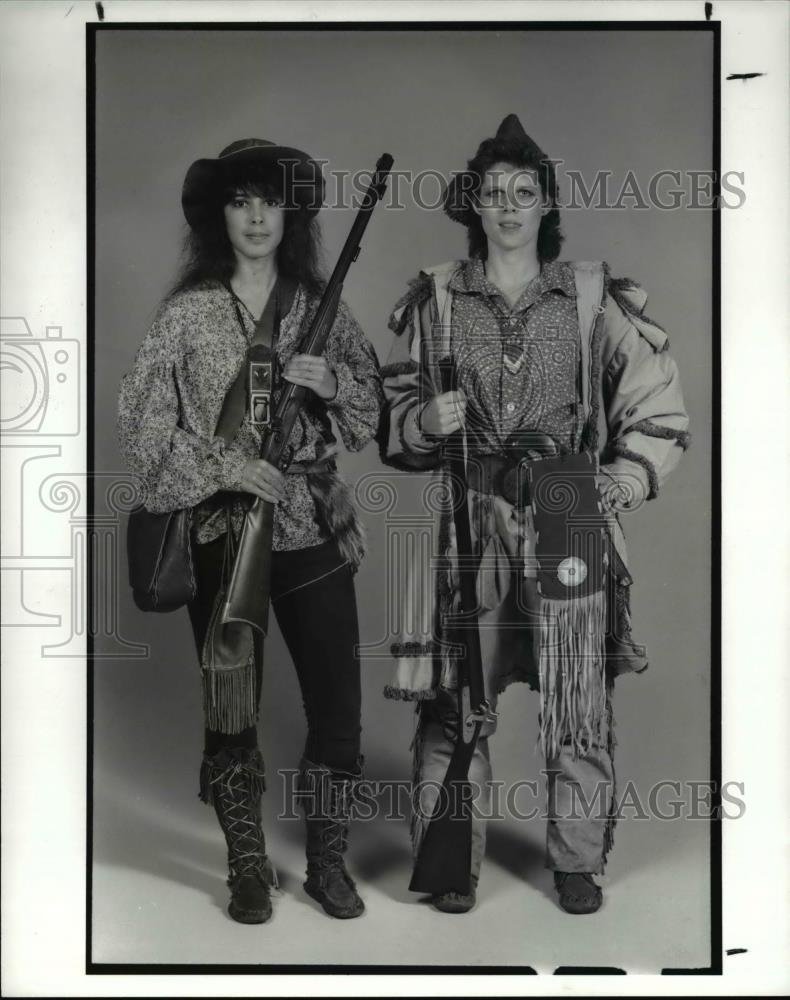 1989 Press Photo Muzzeloader enthusiast Linda Skitzki &amp; Donna Pfeifer - Historic Images