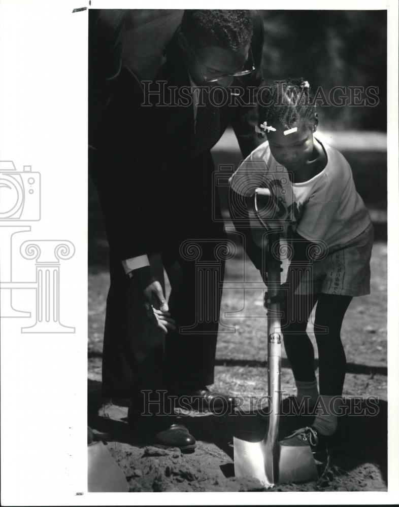 1991 Press Photo Mayor Mike White with the four year old Ashley Miller - Historic Images