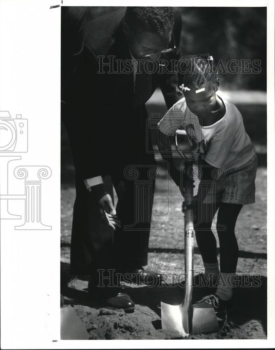 1991 Press Photo Mayor Mike White with the four year old Ashley Miller - Historic Images