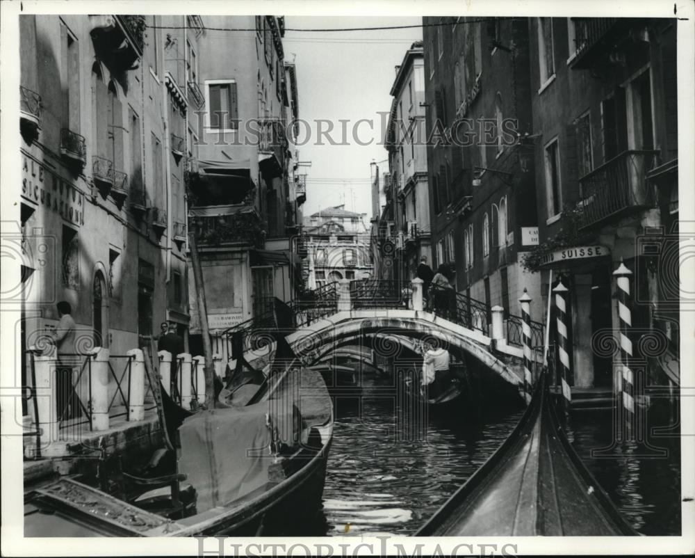 1990 Press Photo Few of Venice&#39;s canals have sidewalks with shops restored - Historic Images