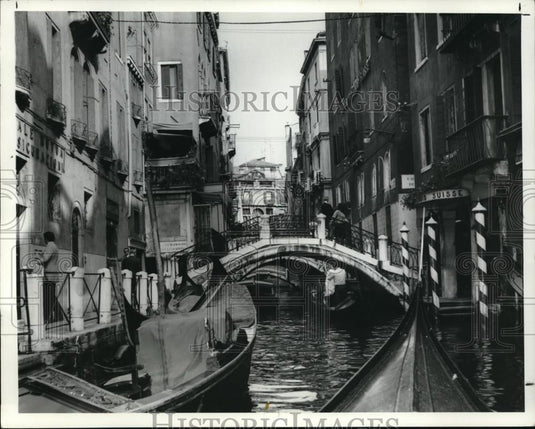 1990 Press Photo Few of Venice's canals have sidewalks with shops restored - Historic Images