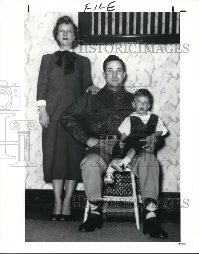 1987 Press Photo Sue and Joe Tonratzky with Son Robert - Historic Images