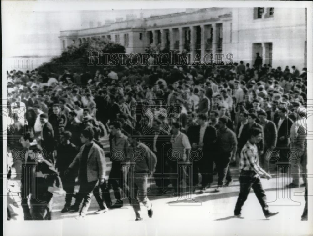 1963 Press Photo of hundreds of of Algerians arriving at the Ali Khodja Military - Historic Images