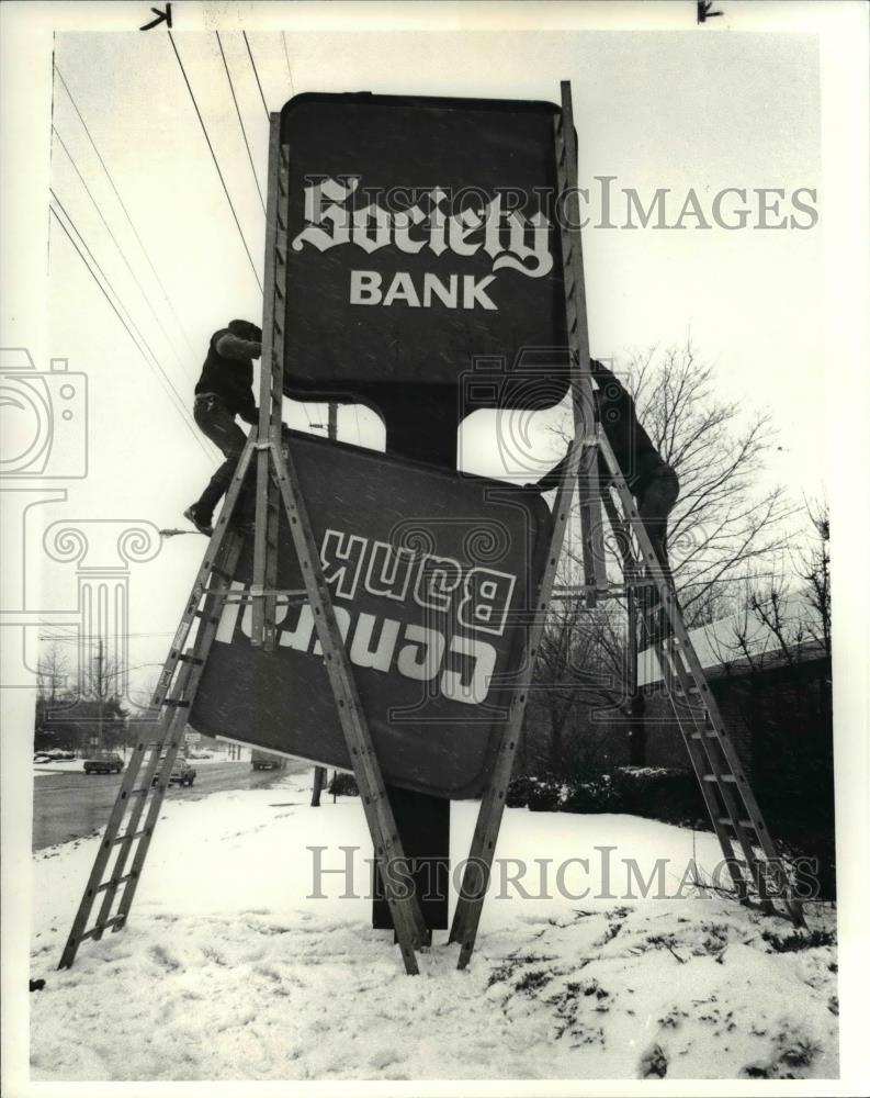 1986 Press Photo Society Bank signage - cva60423 - Historic Images