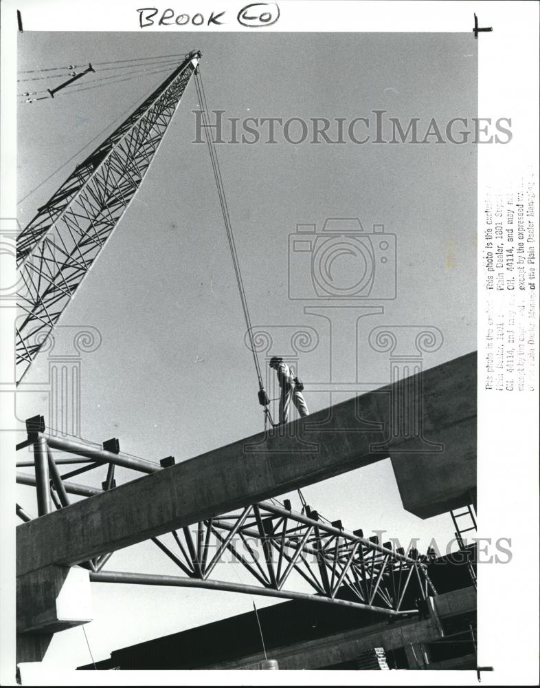 1989 Press Photo Iroworker Paul Marcul of Kilroy Steel set the first Roof Truss - Historic Images